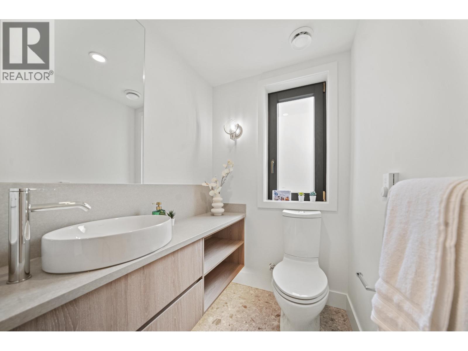 6352 Oak Street Property Photo 4