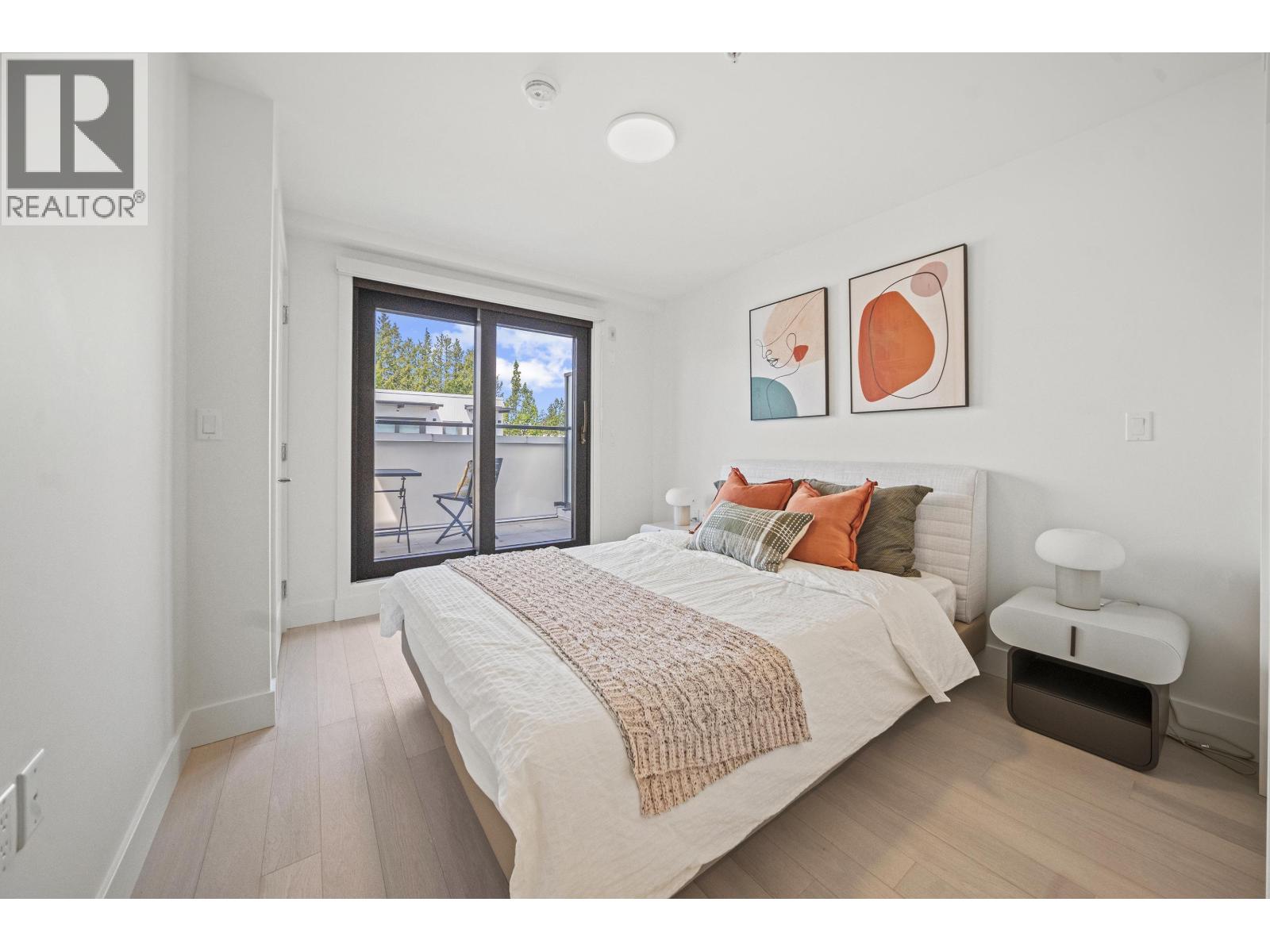 6352 Oak Street Property Photo 5