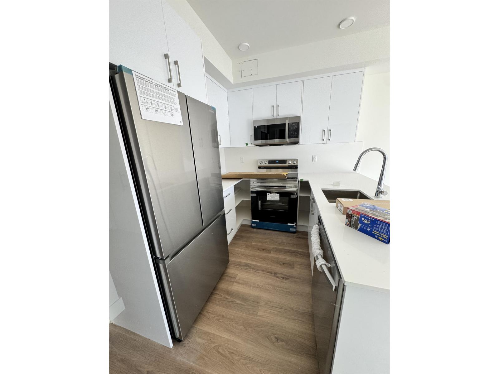 305 15739 FRASER HIGHWAY Property Photo 1