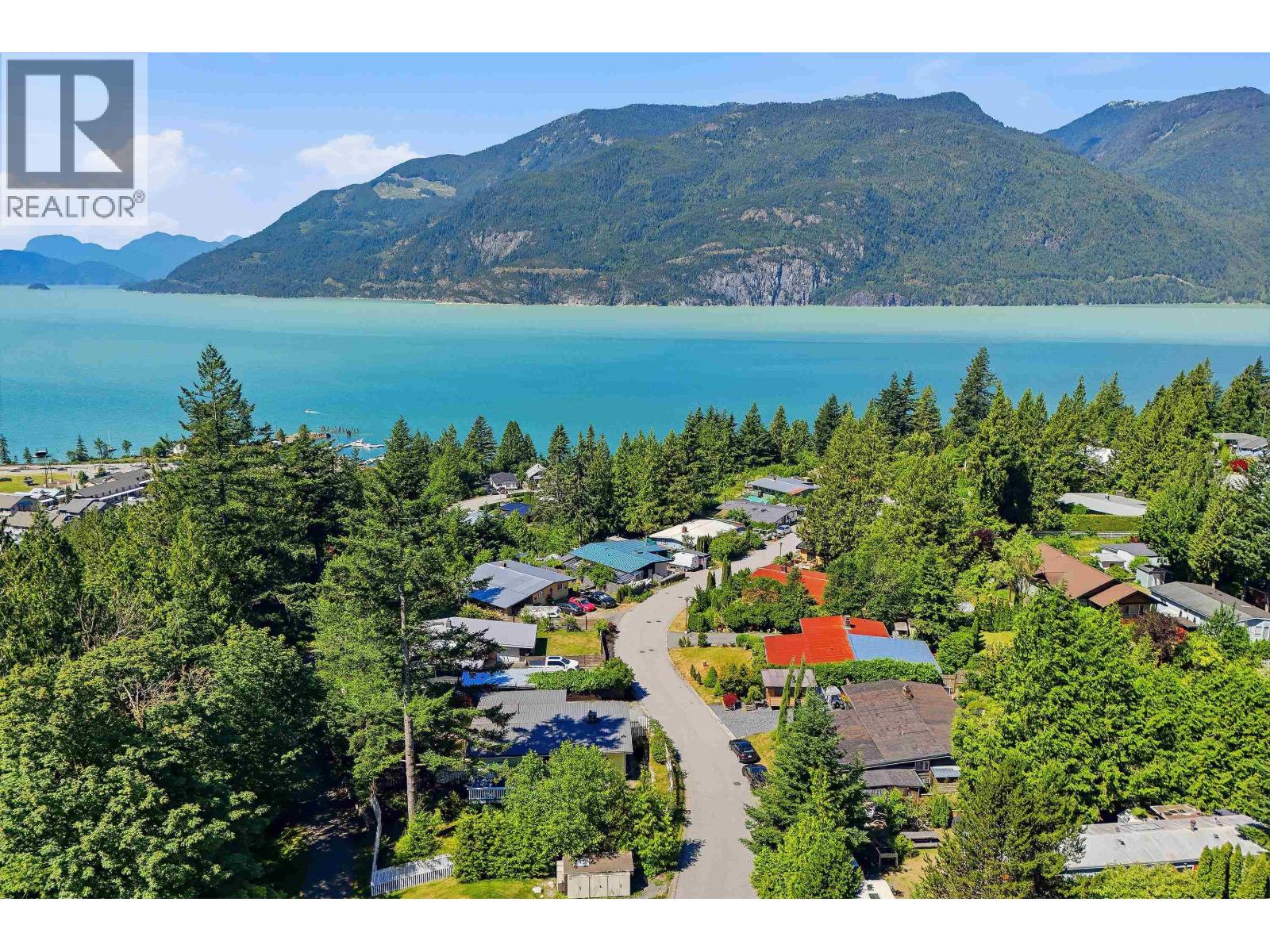 868 UPPER CRESCENT Property Photo 1