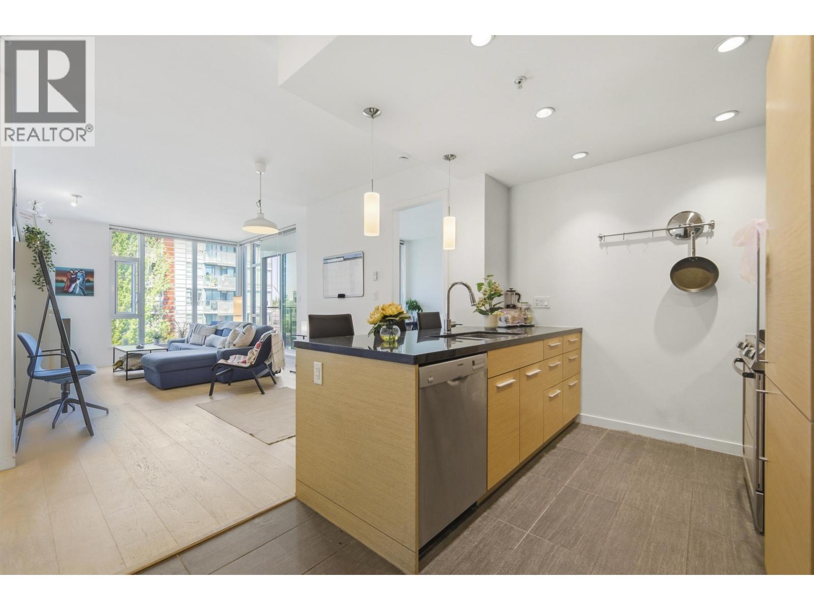 403 2528 Maple Street Property Photo 1