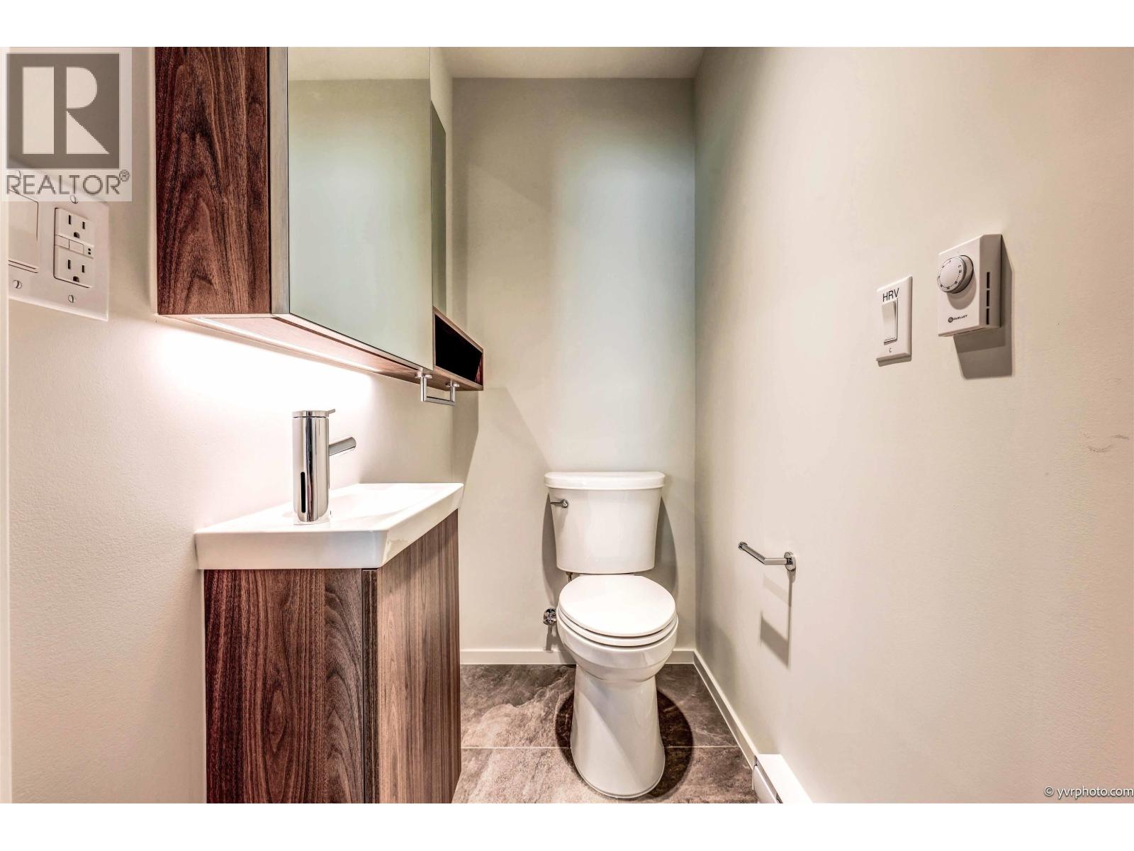 185 815 W 49th Avenue Property Photo 7