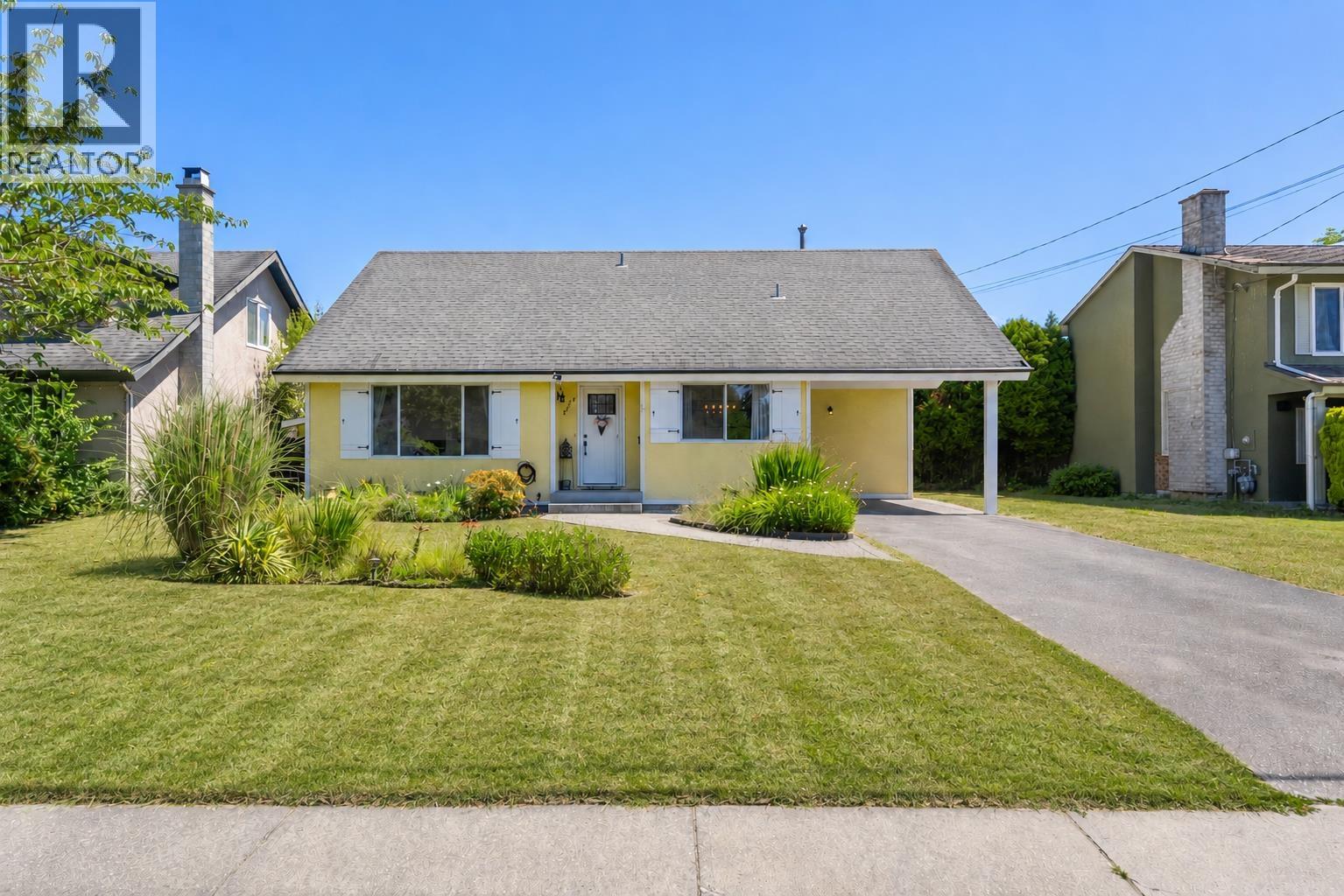 4576 61 Street Property Photo 1