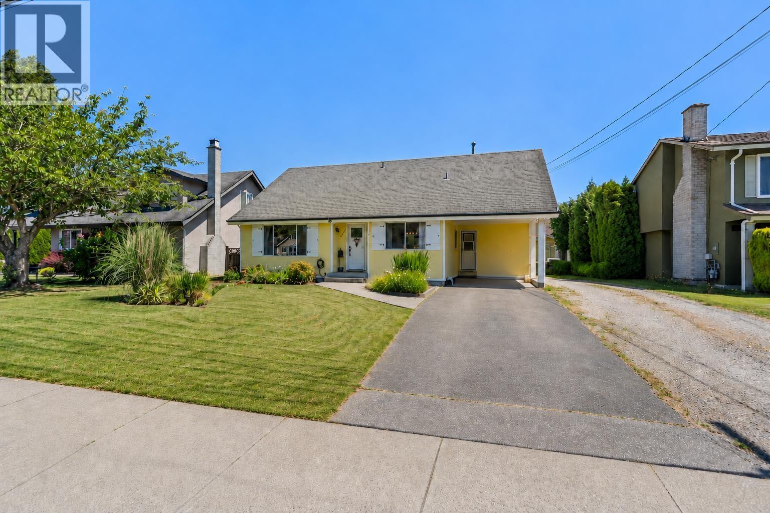 4576 61 Street Property Photo 2