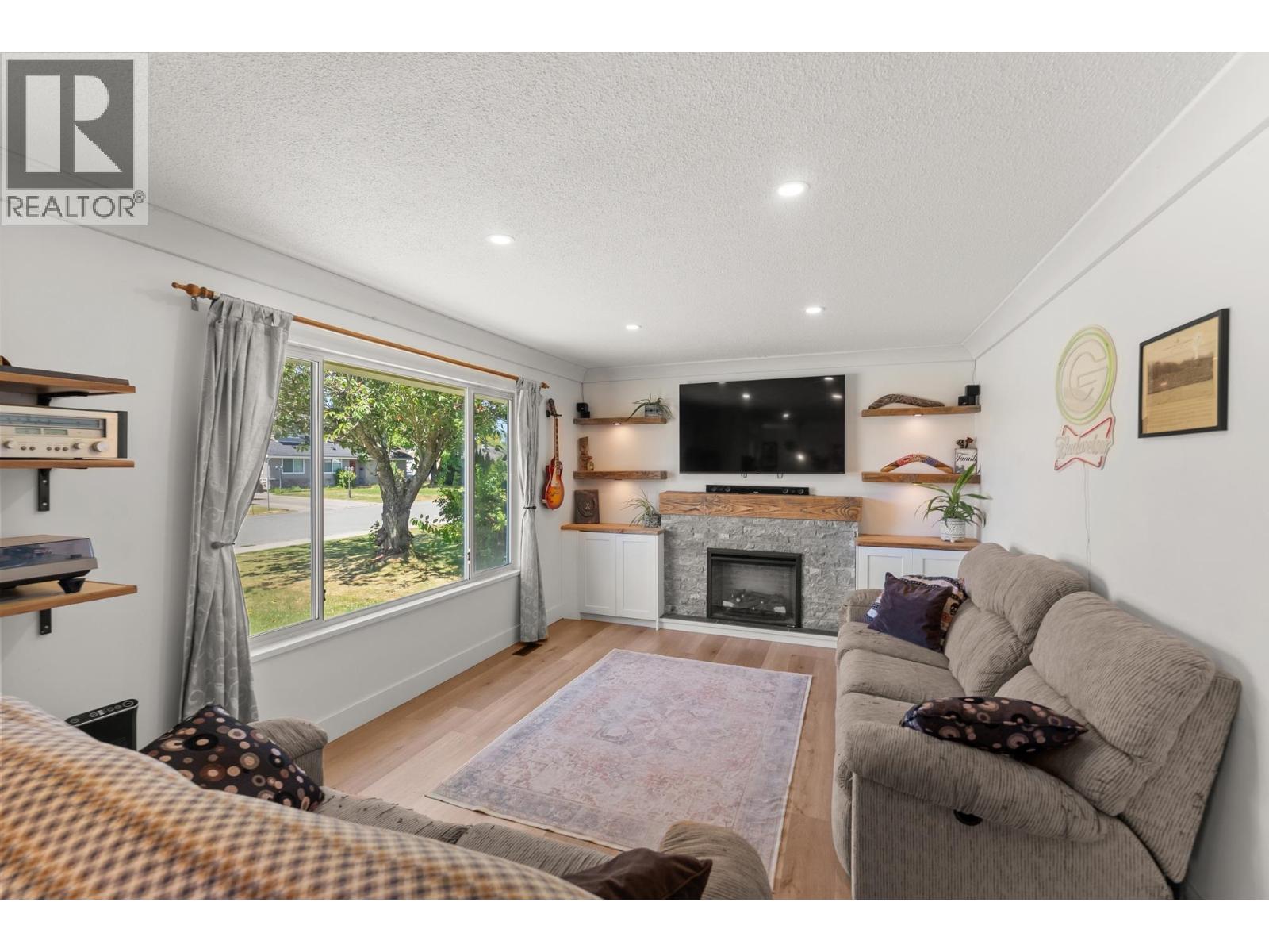 4576 61 Street Property Photo 6