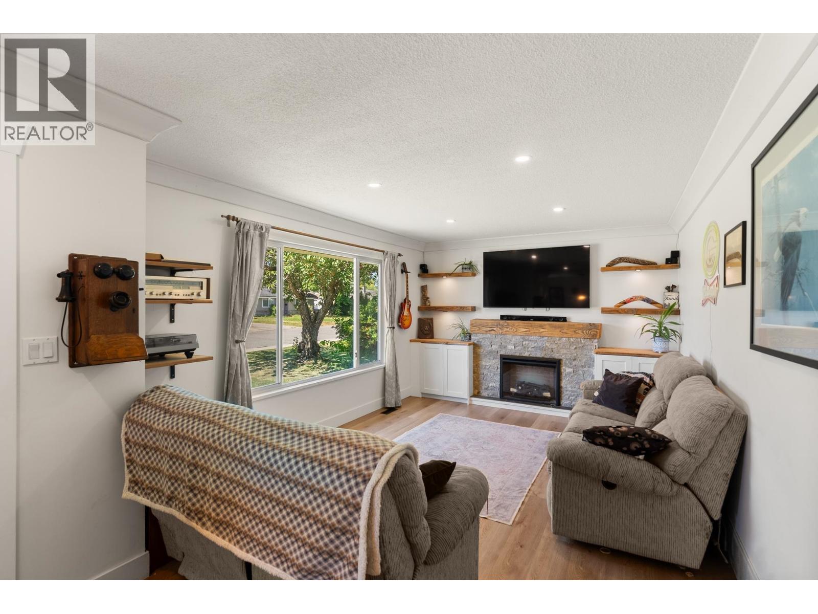 4576 61 Street Property Photo 7