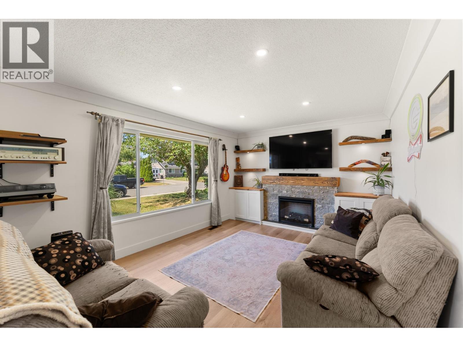 4576 61 Street Property Photo 8