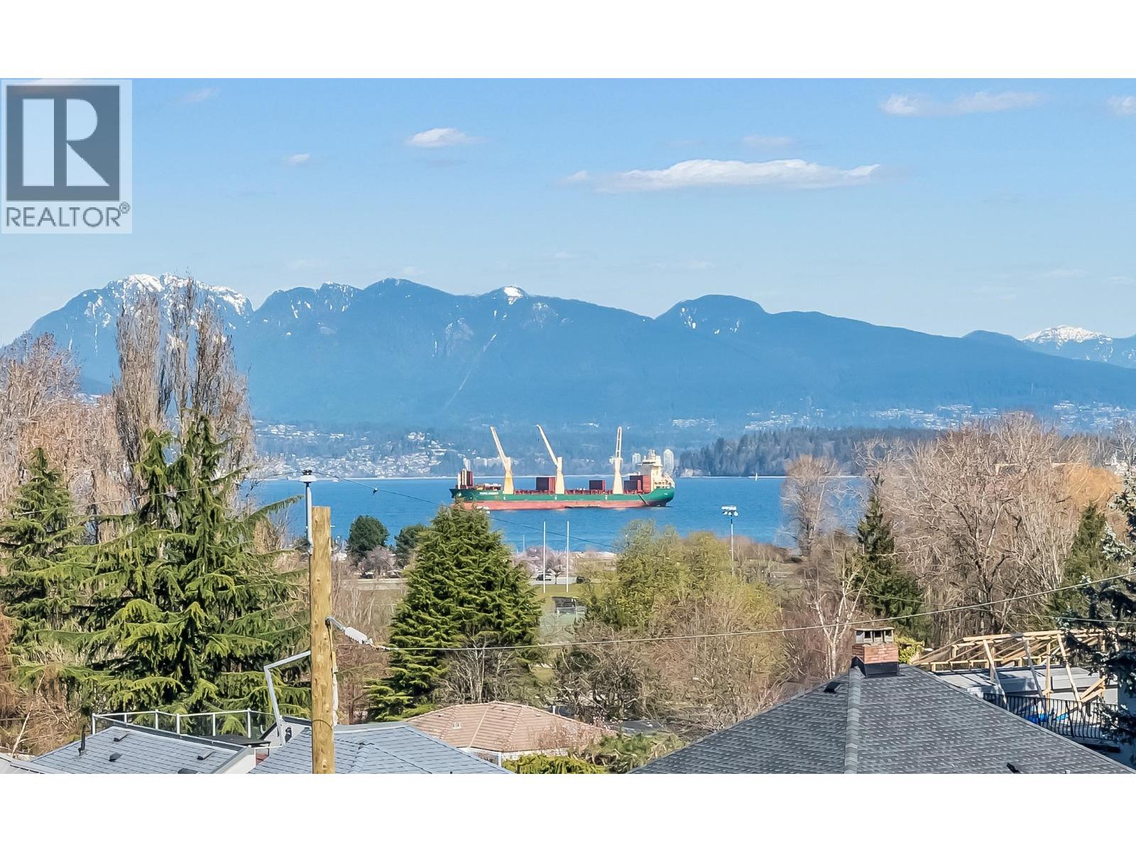 4389 Locarno Crescent Property Photo 2