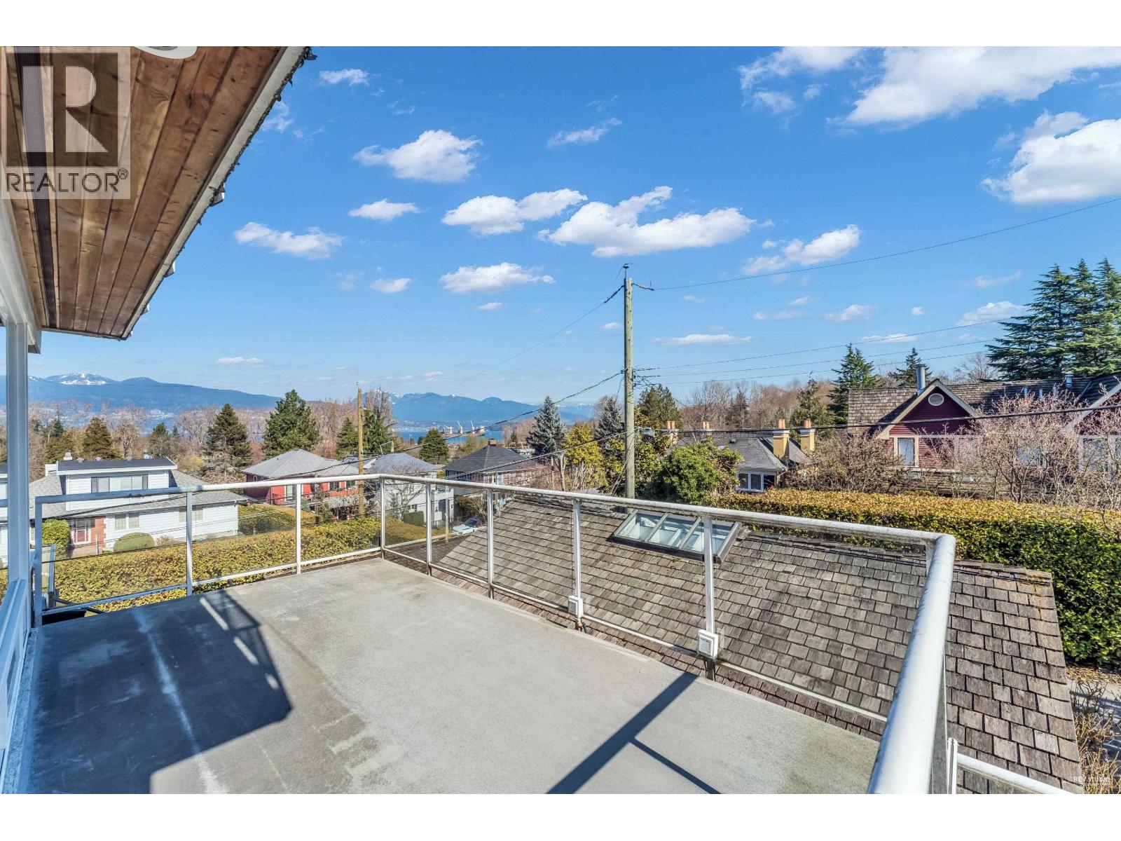 4389 Locarno Crescent Property Photo 4
