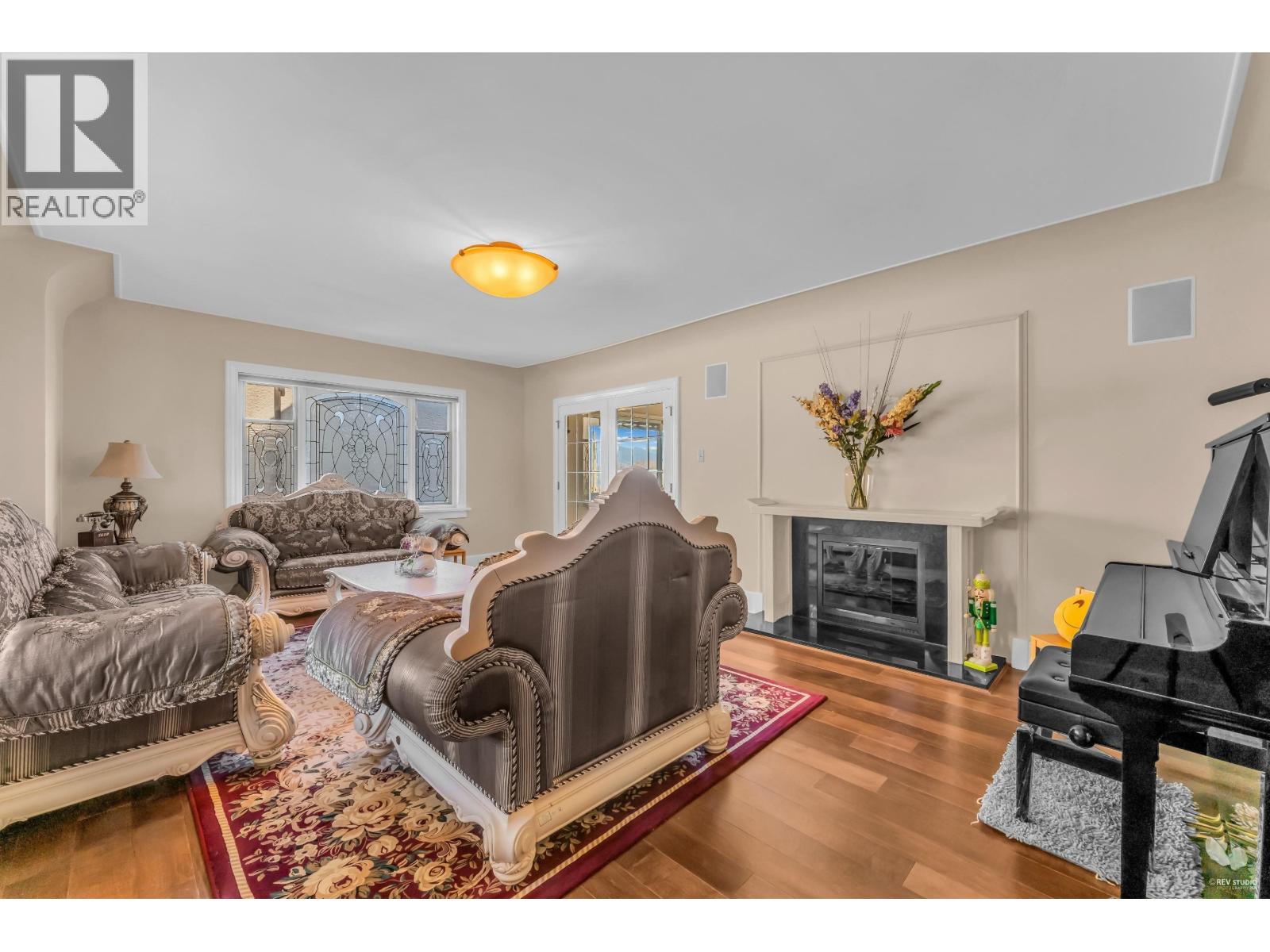 4389 Locarno Crescent Property Photo 5