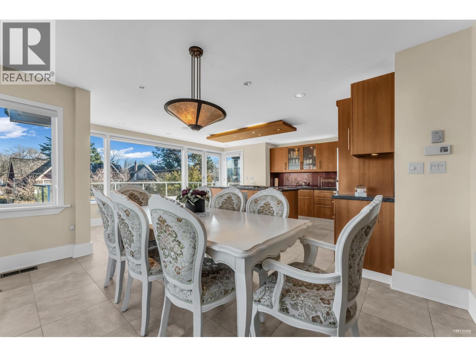 4389 Locarno Crescent Property Photo 9