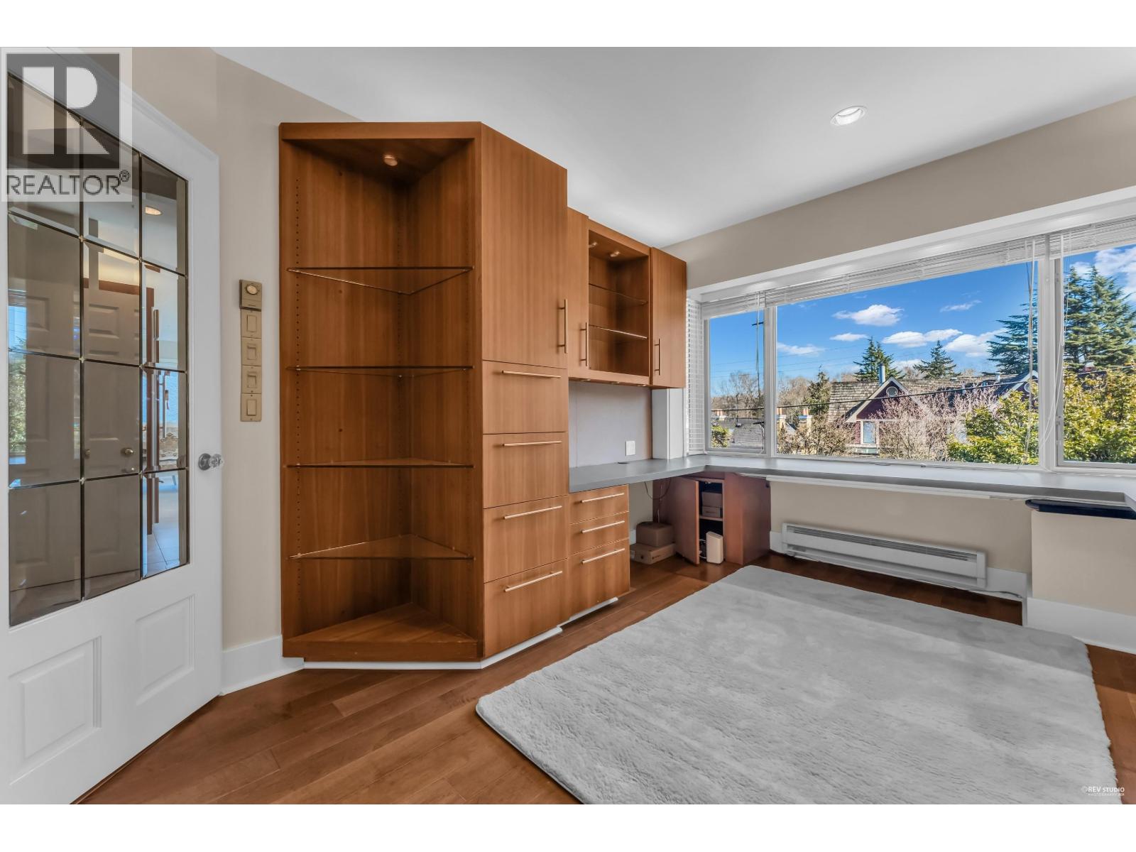 4389 Locarno Crescent Property Photo 16
