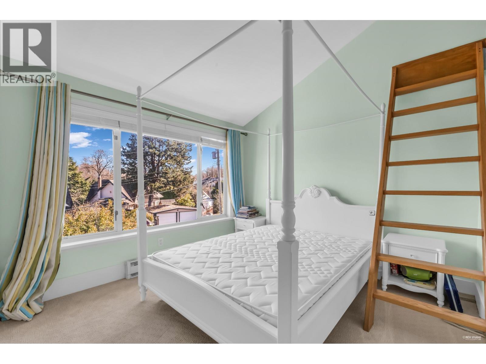 4389 Locarno Crescent Property Photo 28