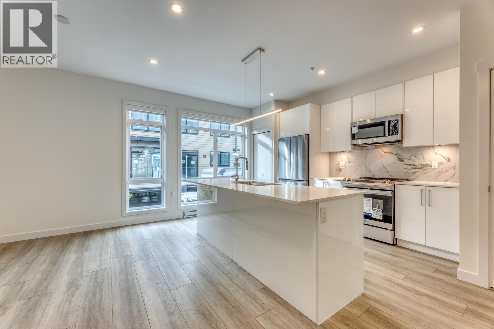 54 4337 Boundary Road Property Photo 3