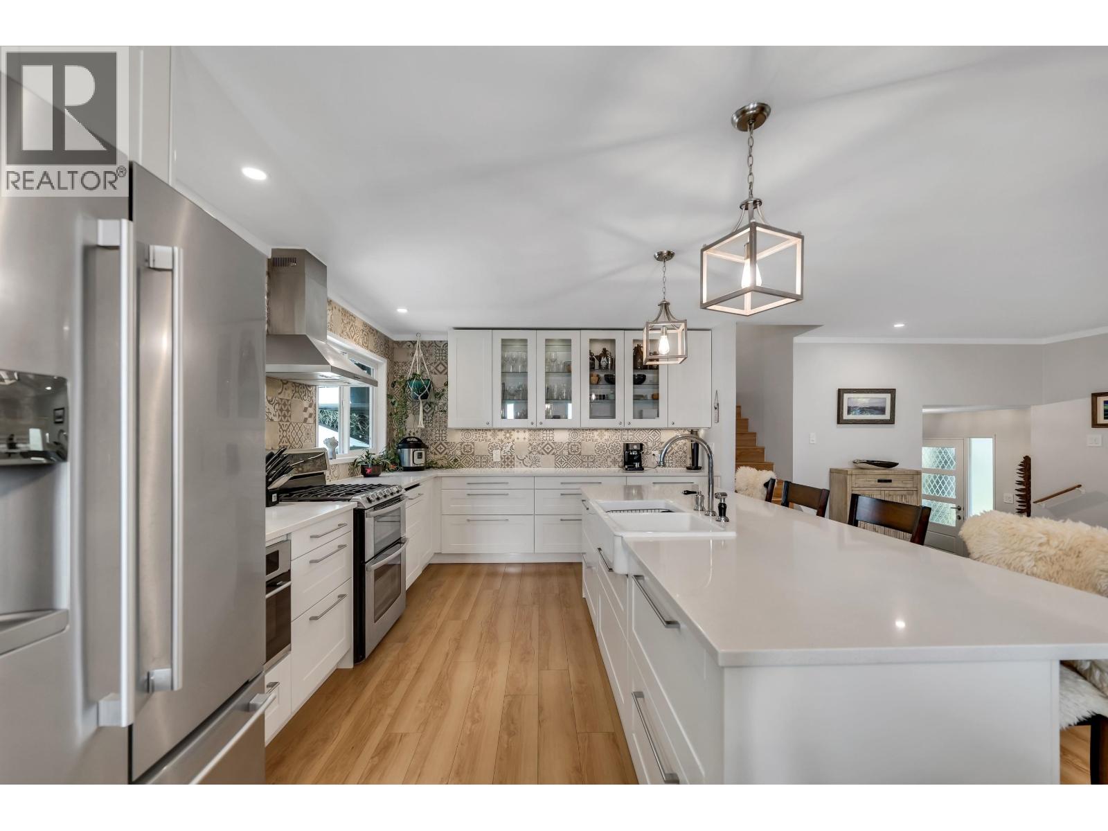 2572 The Boulevard Property Photo 8