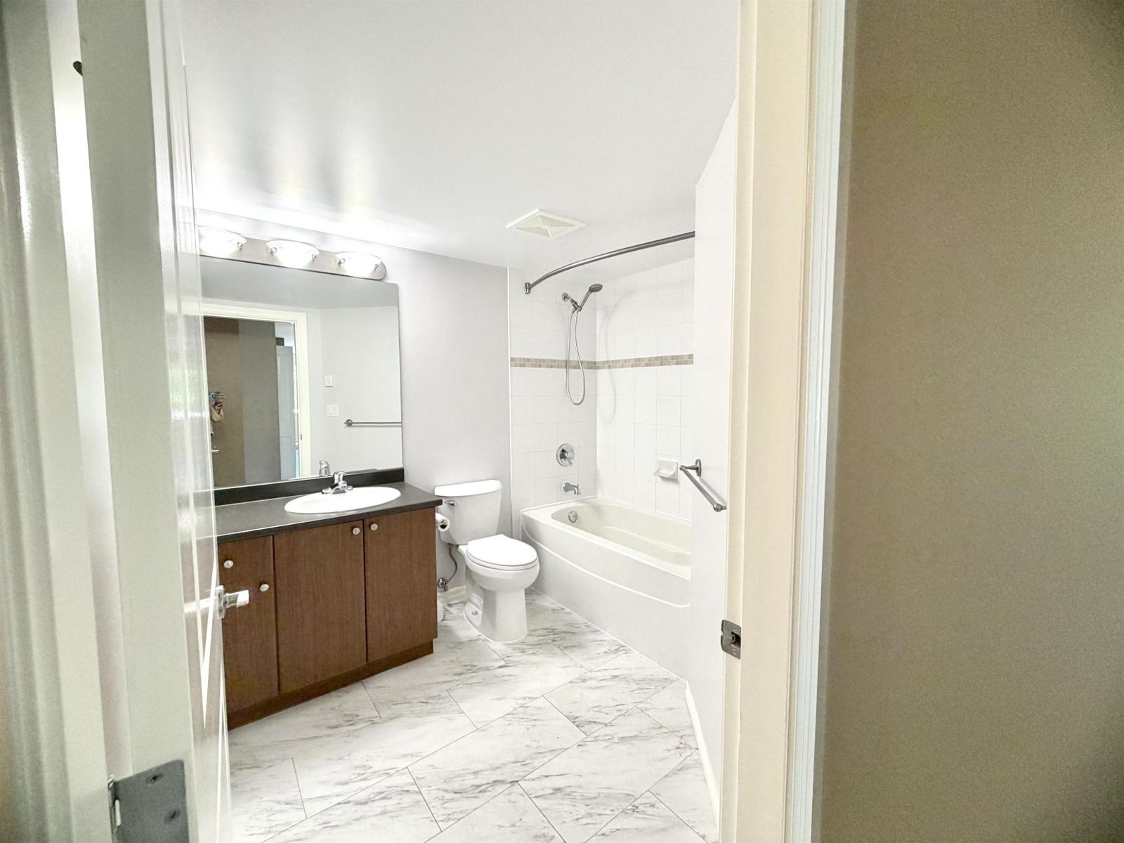 205 2581 Langdon Street Property Photo 6