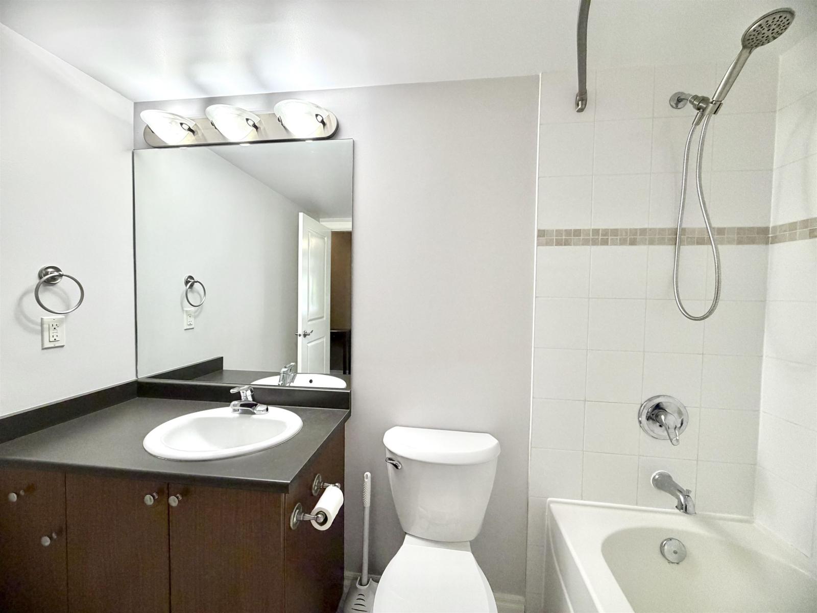 205 2581 Langdon Street Property Photo 7