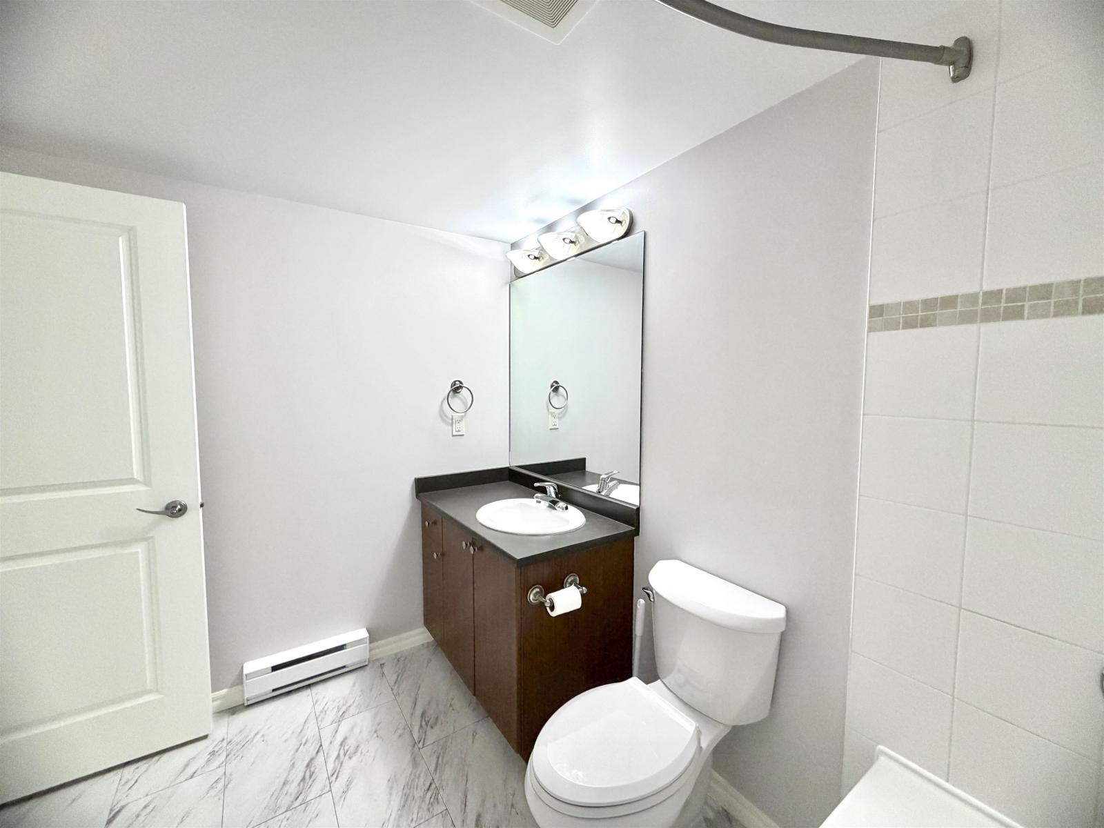 205 2581 Langdon Street Property Photo 8