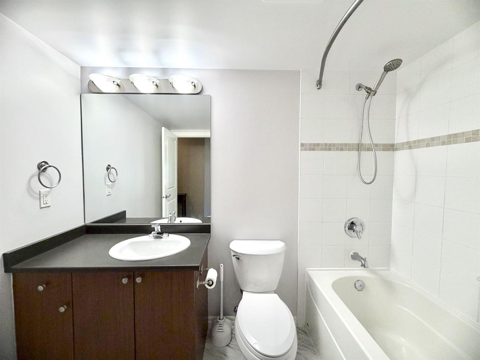 205 2581 Langdon Street Property Photo 9