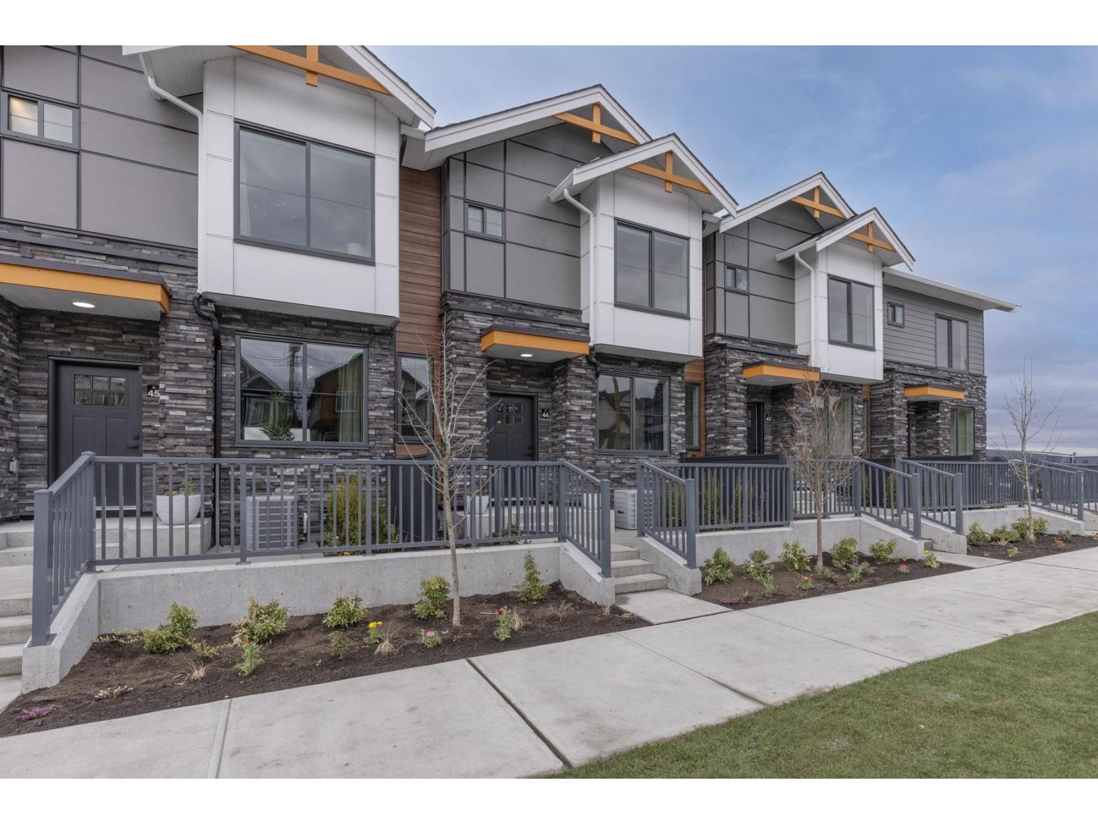 16 6035 141 Street Property Photo 2