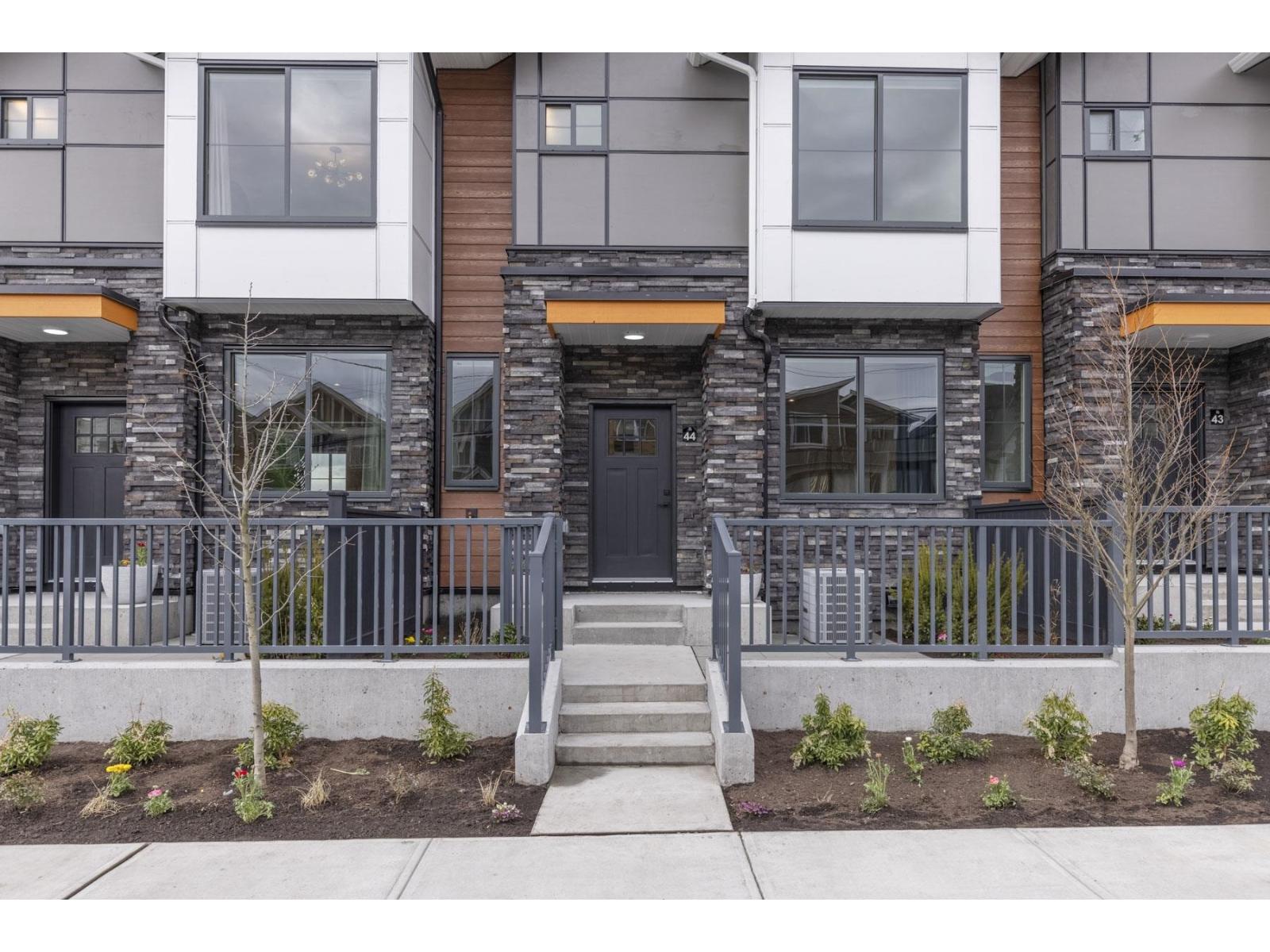 16 6035 141 Street Property Photo 5