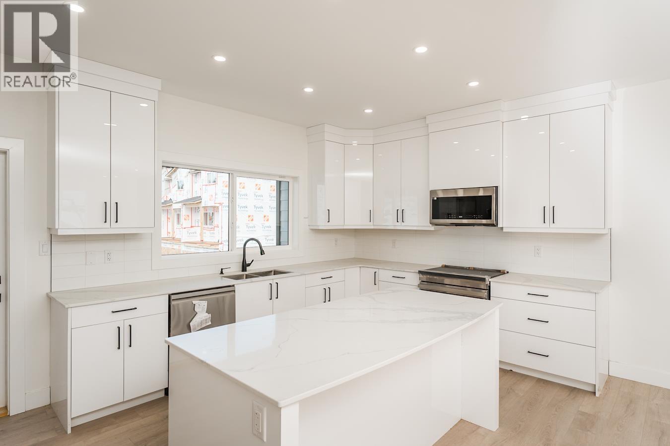 1501 2395 Rowe Street Property Photo 4
