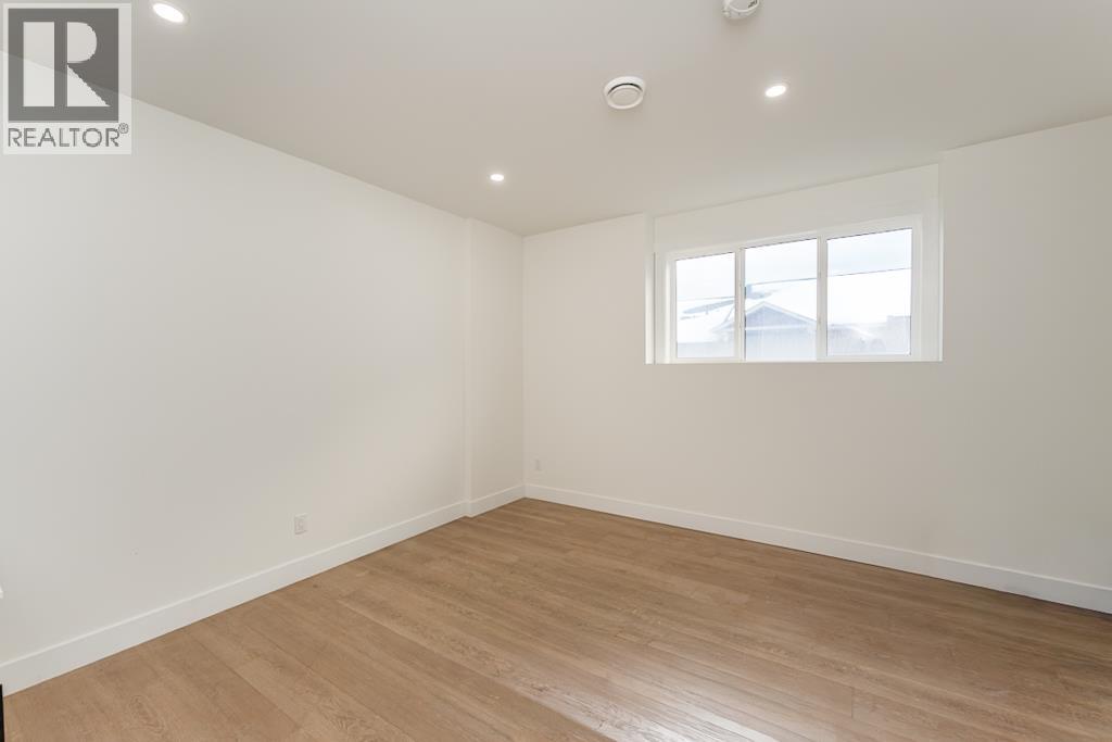 1502 2395 Rowe Street Property Photo 32