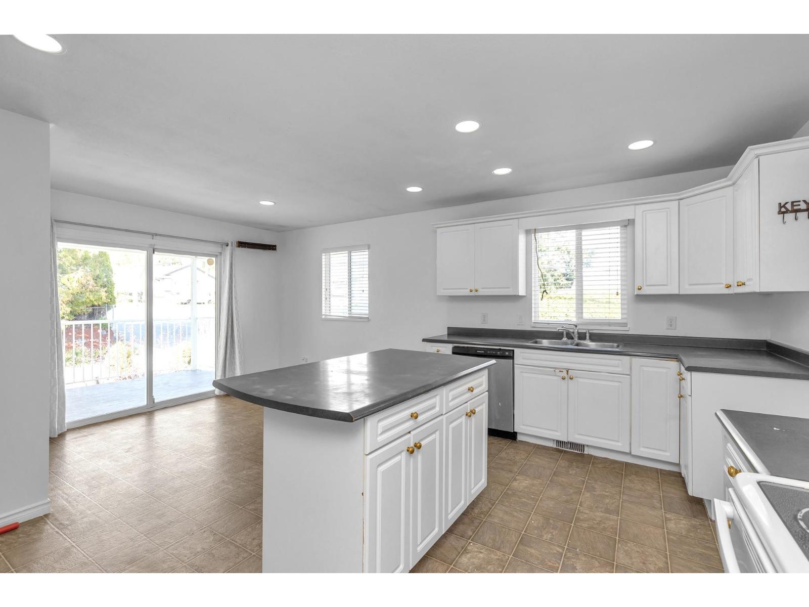 8067 Cedar Street Property Photo 11