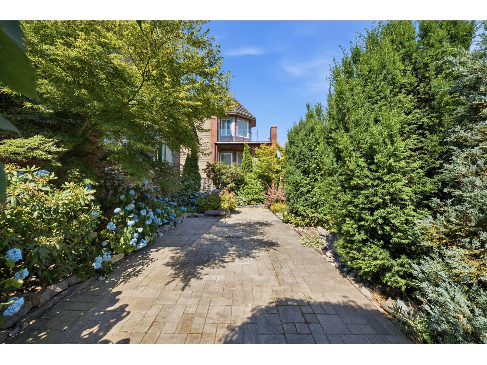 12222 100 Avenue Property Photo 4