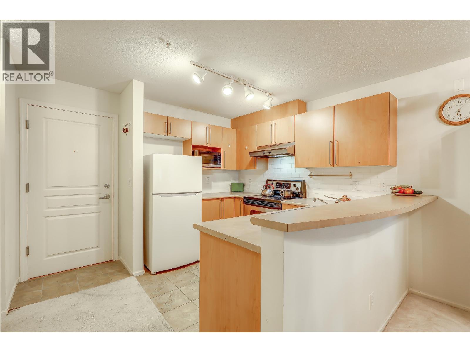 208 1150 E 29th Street Property Photo 9