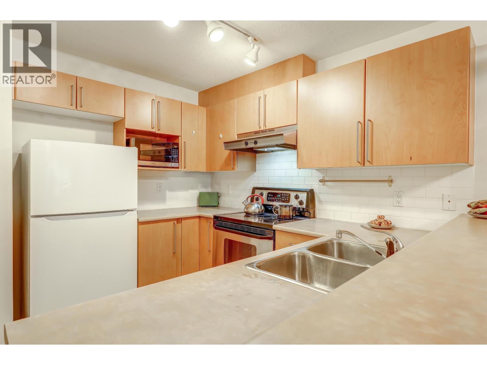 208 1150 E 29th Street Property Photo 10