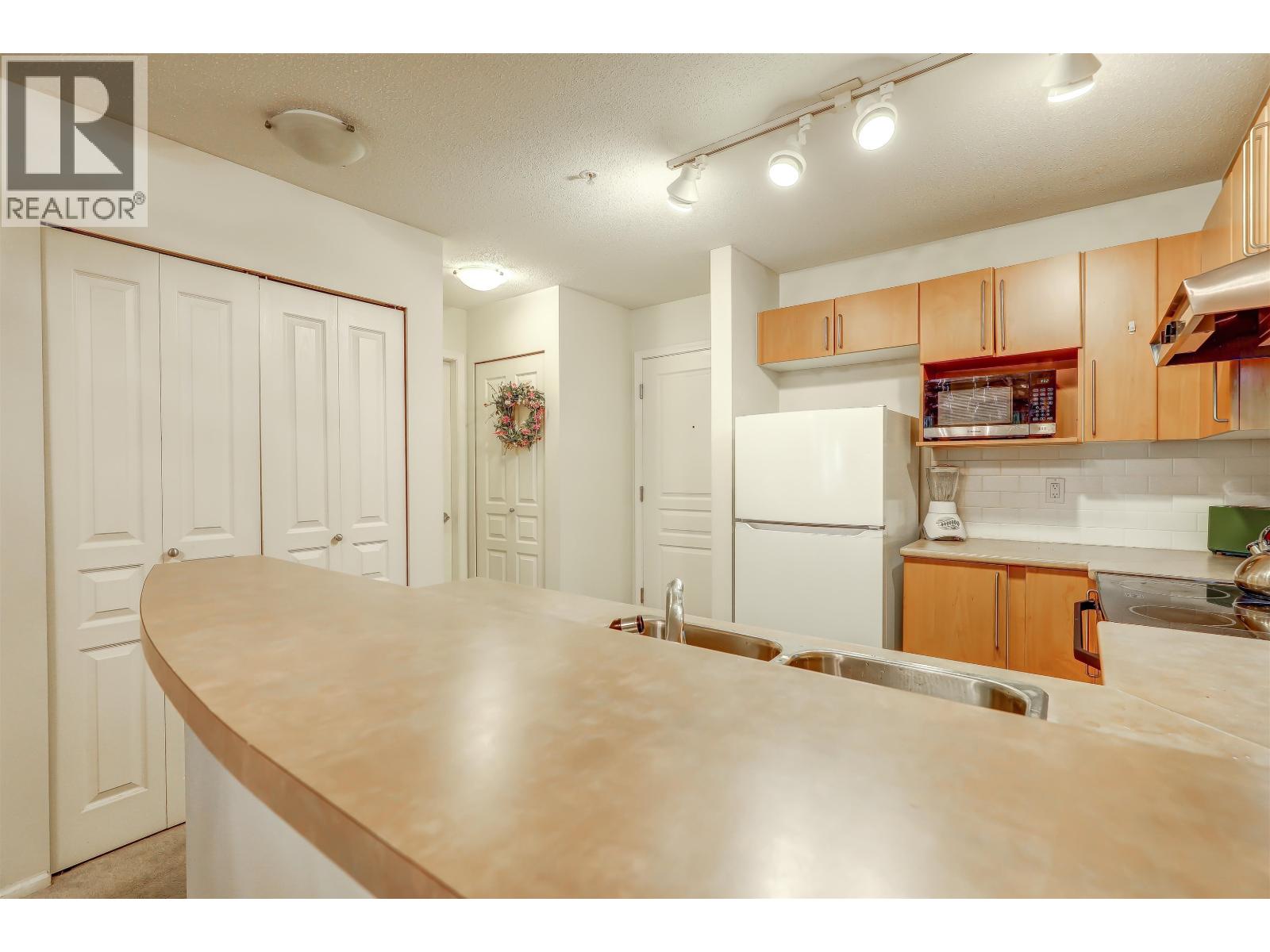 208 1150 E 29th Street Property Photo 11