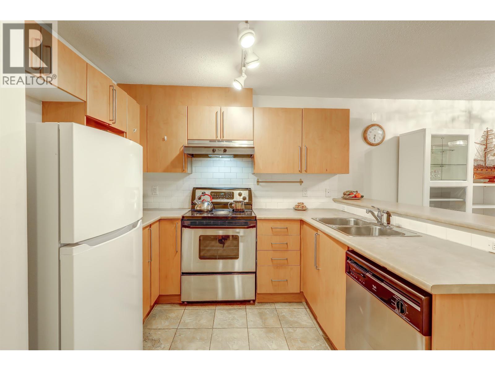 208 1150 E 29th Street Property Photo 13
