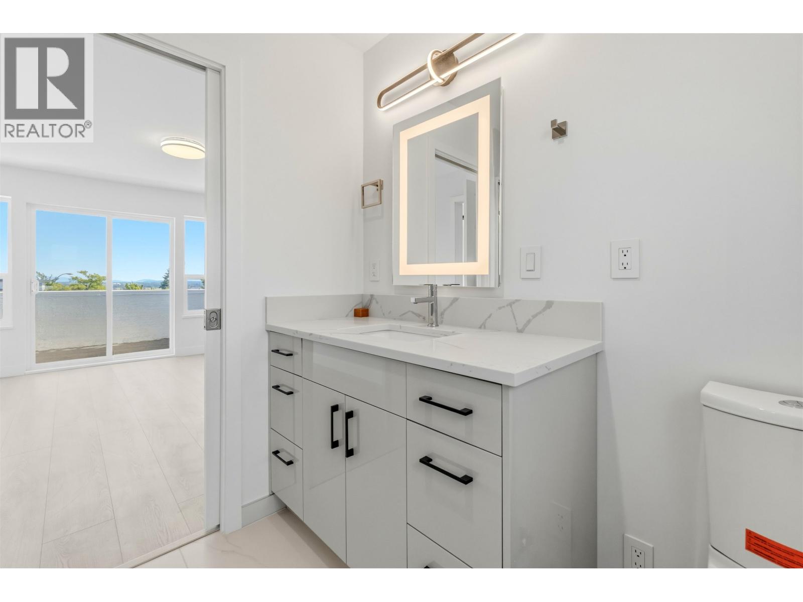 1761 E 57th Avenue Property Photo 11