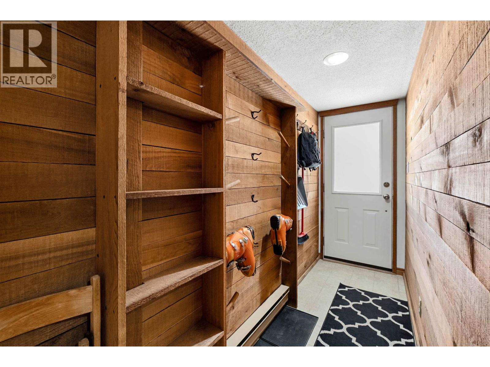 8 7001 Nesters Road Property Photo 14