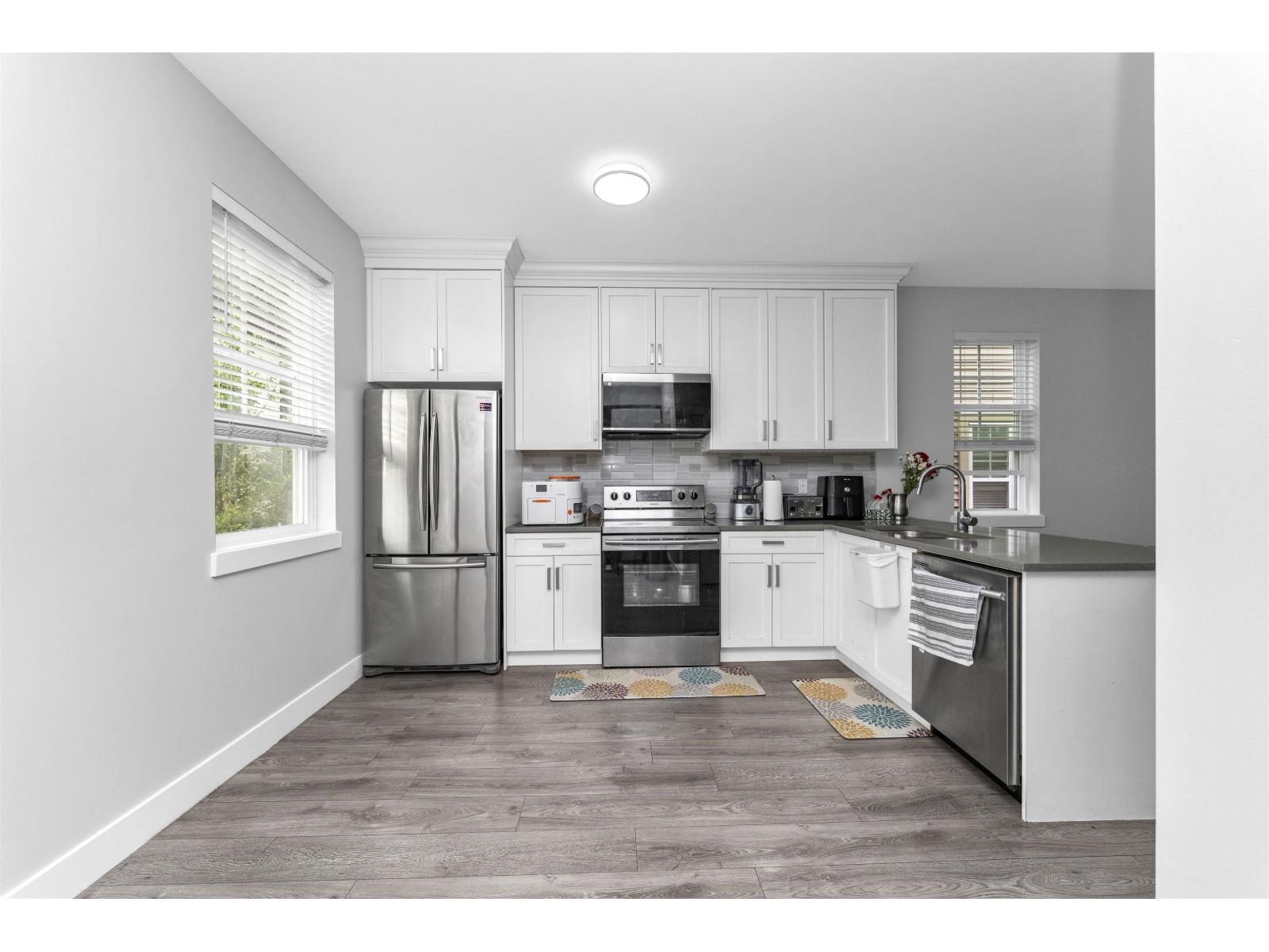 15 2530 Janzen Street Property Photo 2