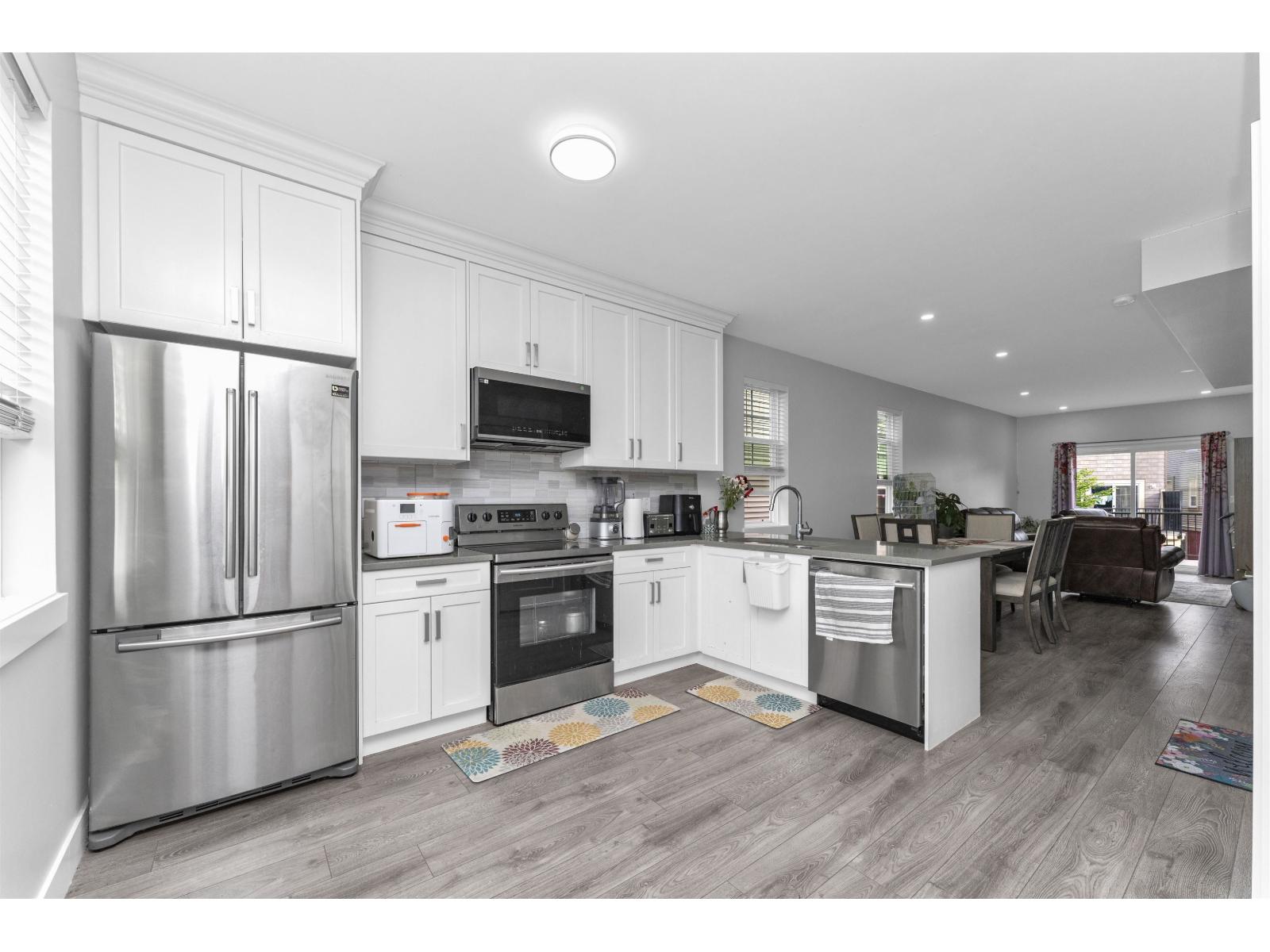 15 2530 Janzen Street Property Photo 3