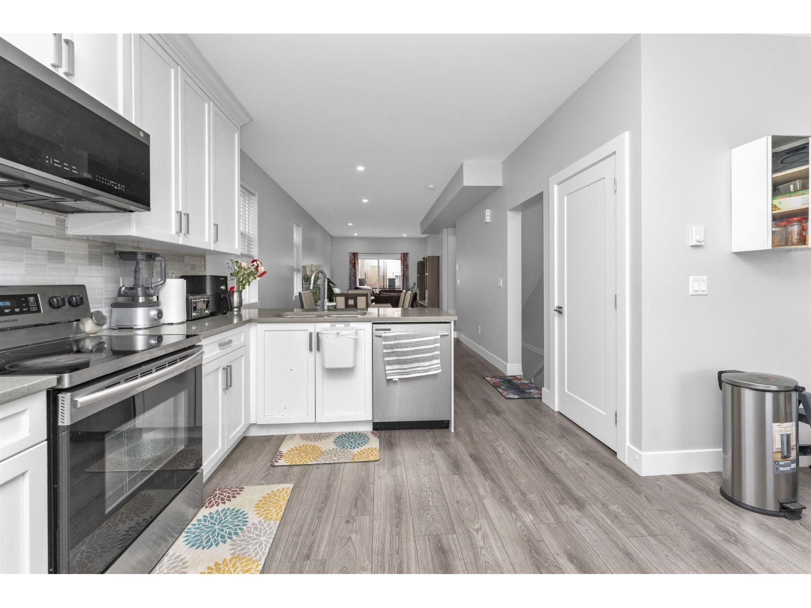 15 2530 Janzen Street Property Photo 4
