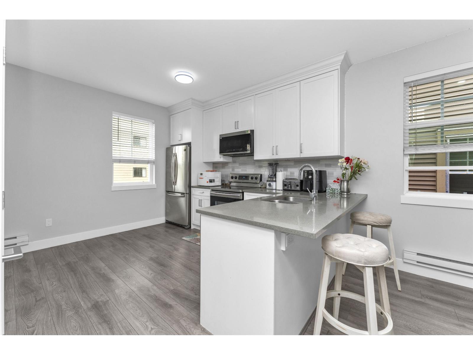 15 2530 Janzen Street Property Photo 6
