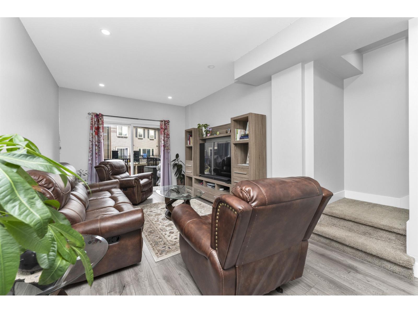 15 2530 Janzen Street Property Photo 9