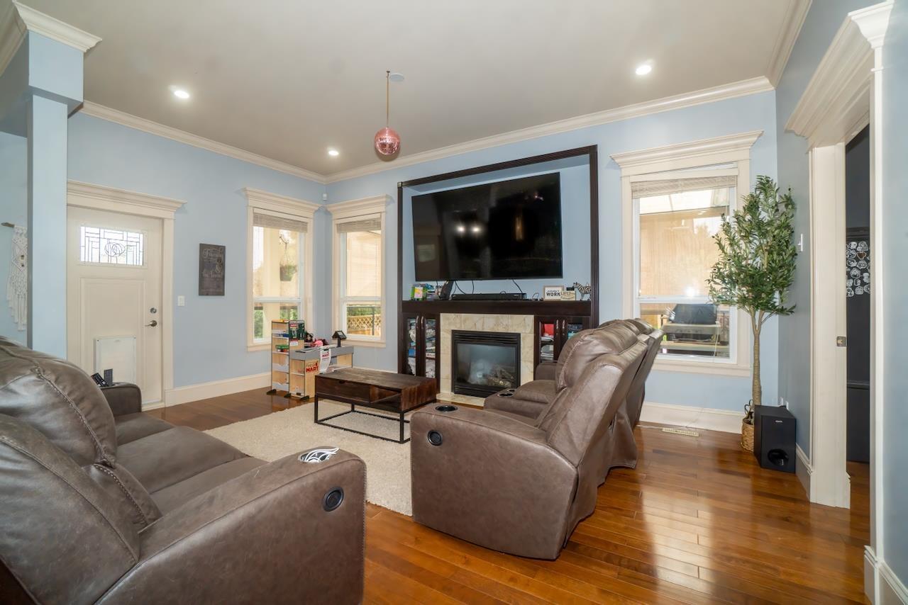 18938 54a Avenue Property Photo 8