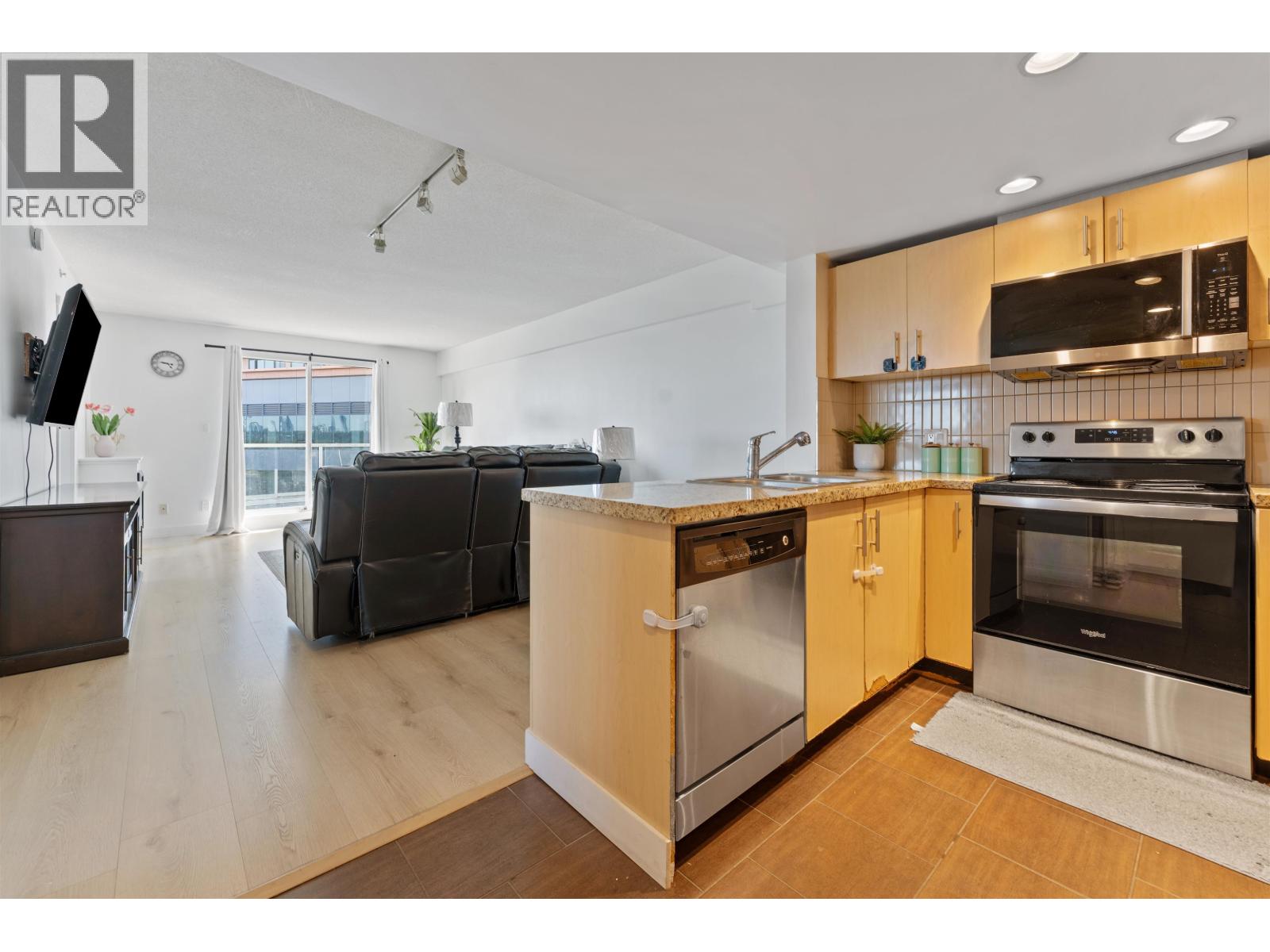 606 200 Keary Street Property Photo 9