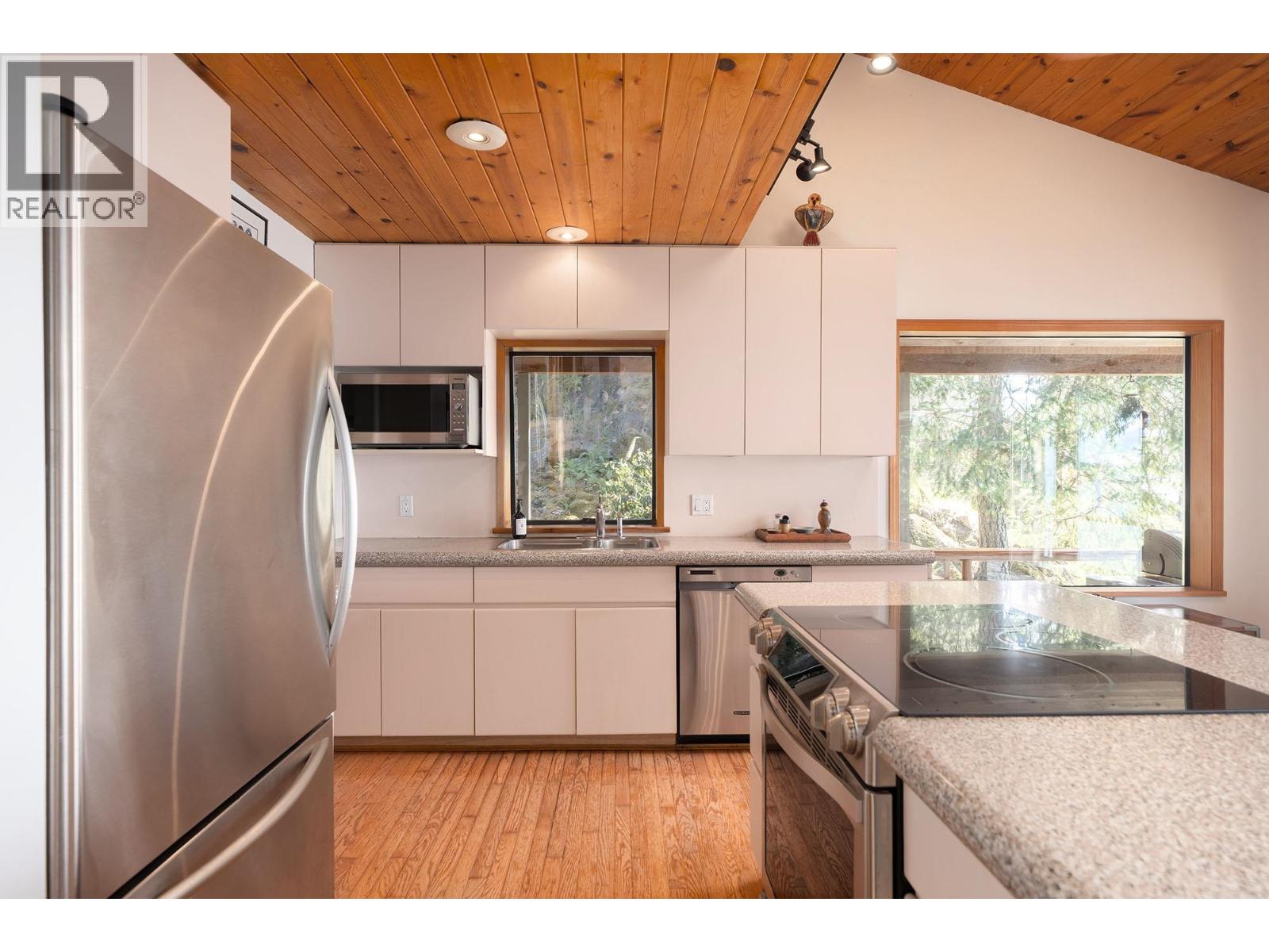 990 Windjammer Road Property Photo 11