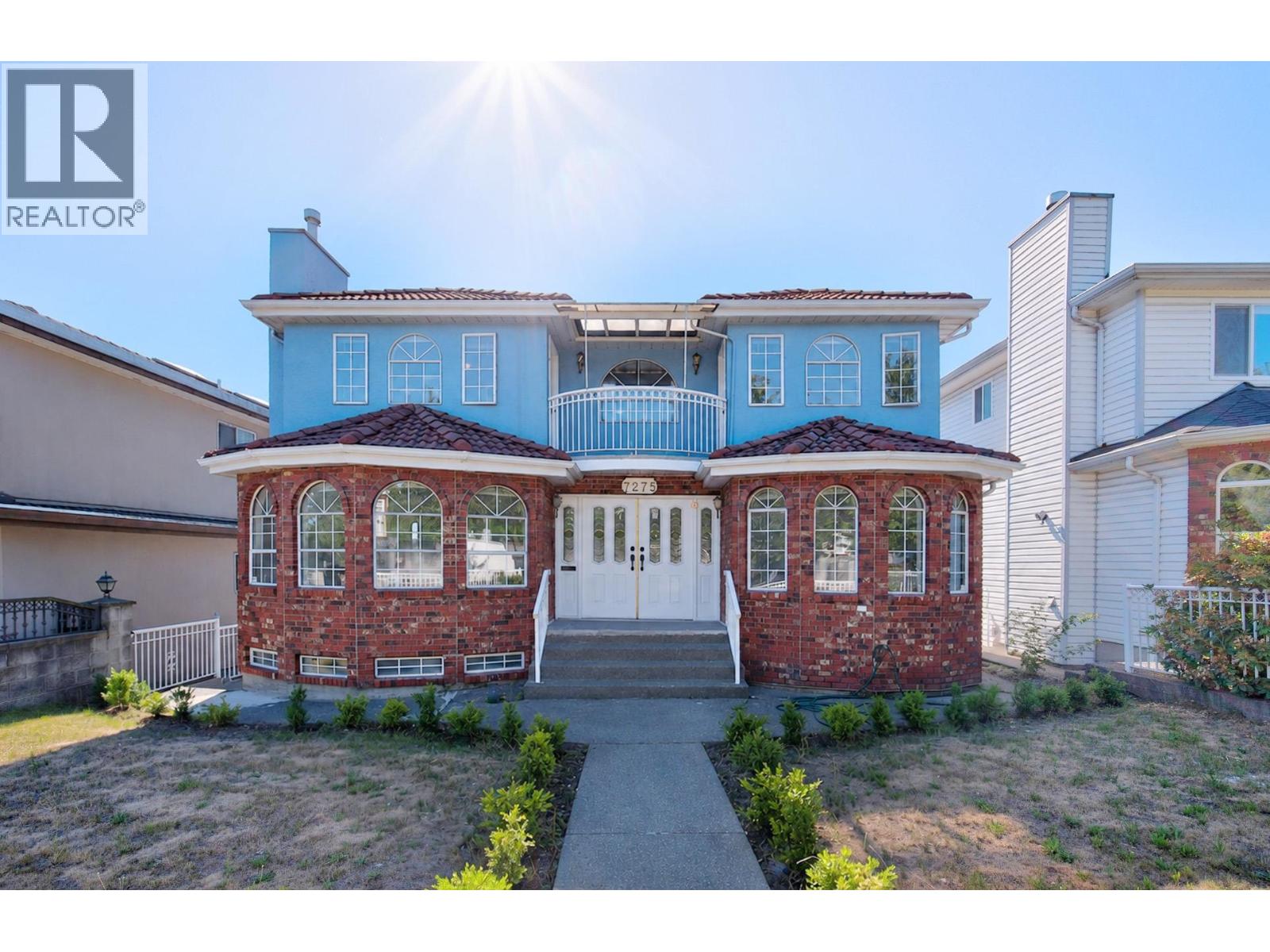 7275 VICTORIA DRIVE Property Photo 1