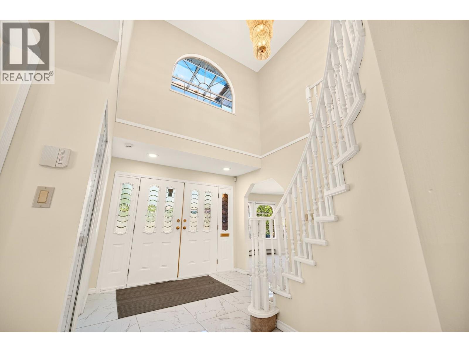 7275 Victoria Drive Property Photo 2
