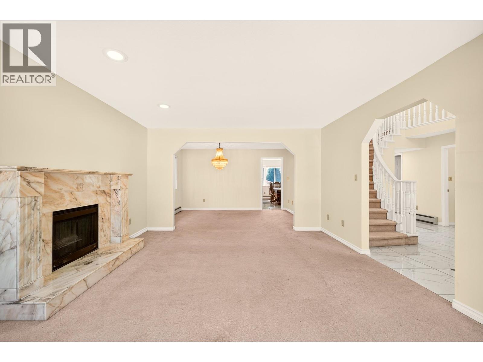7275 Victoria Drive Property Photo 5