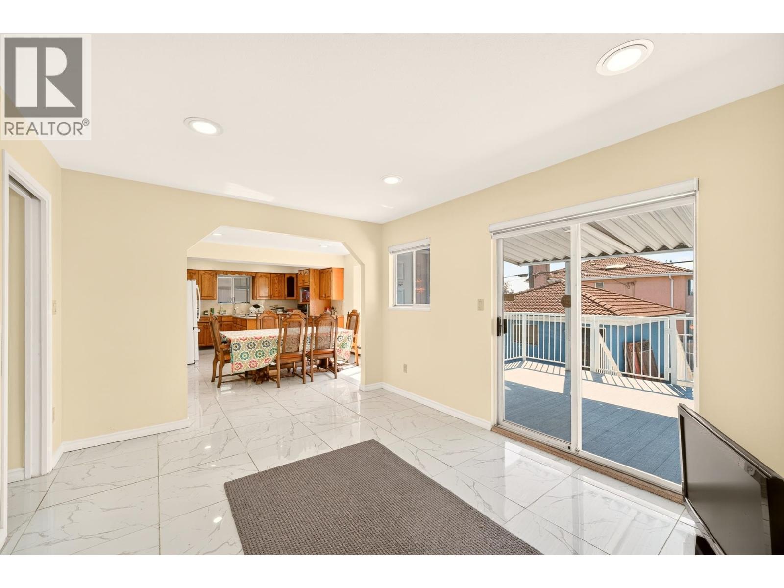 7275 Victoria Drive Property Photo 8