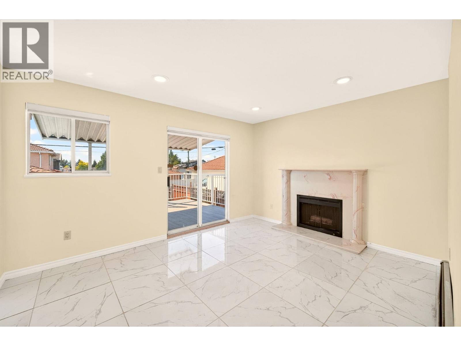 7275 Victoria Drive Property Photo 9