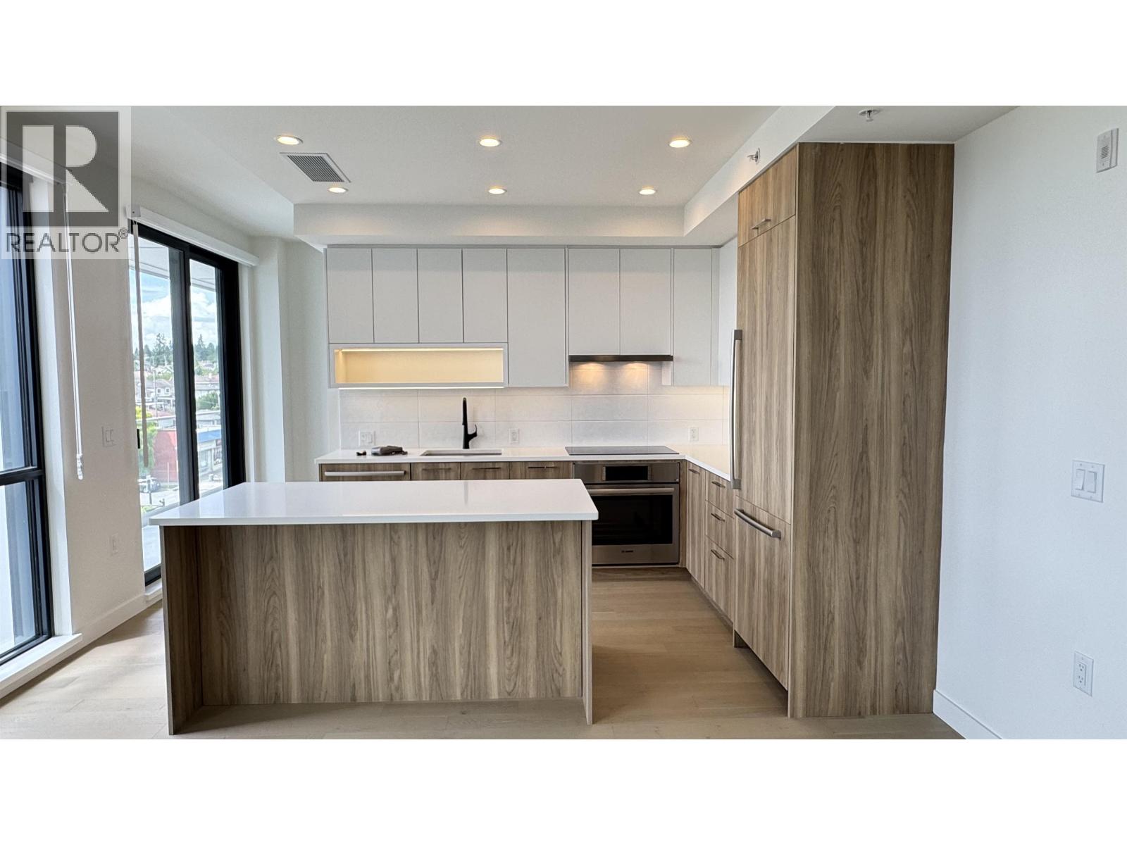 604 8398 Oak Street Property Photo 2