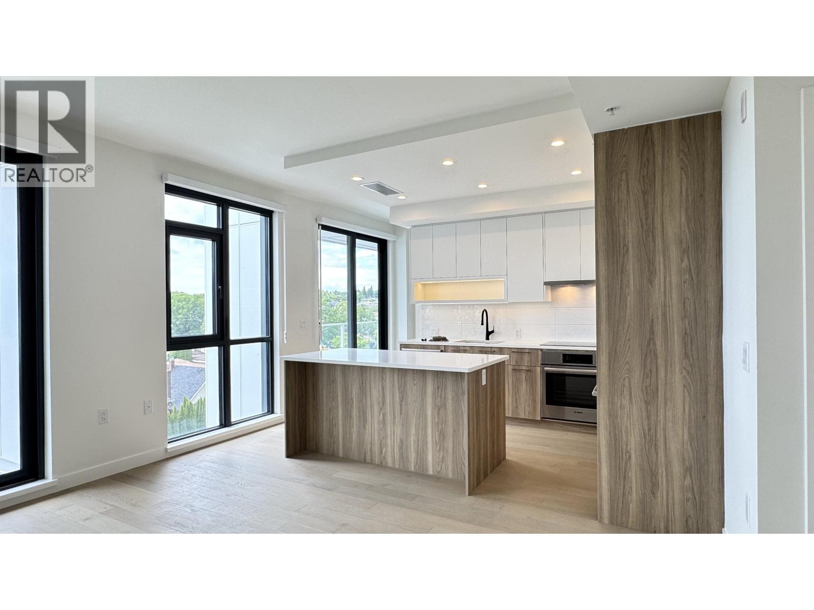 604 8398 Oak Street Property Photo 4